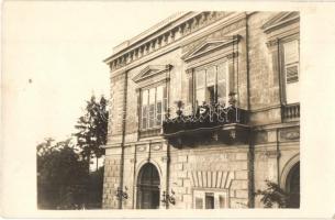 Pécs, Püspöki palota, püspök az erkélyen. photo (EK)