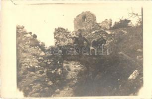 Rozsnyó, Barcarozsnyó, Rosenau, Rasnov; vár, kirándulók csoportképe / castle ruins, hikers group photo