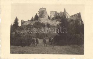 Likavka, Likava (Rózsahegy, Ruzomberok); várrom, csoportkép / Likavsky zámok / castle ruins. group photo (EK)