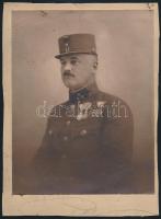 cca 1916 Kitüntetett katonatiszt jelzet fotója kartonon 17x23 cm