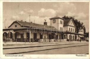 6 db régi magyar városképes lap vasútállomásokkal. Balatonalmádi, Vác, Pécs, Debrecen. vegyes minősé...