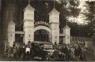 1927 Temesvár, Timisoara; Luna vidámpark, automobilos csoportkép / amusement park, automobile. group photo