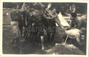1943 Ördögrét, 85. sz. Zrínyi cserkészcsapat (Székesfehérvár) a zászlórúd felállítása közben / Hungarian scout team setting up a flagpole. photo