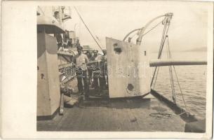 1917 Az otrantói csatában megsérült SMS Novara gyorscirkáló, matrózok a fedélzeten / K.u.K. Kriegsmarine, damaged SMS Novara after the battle of Otranto, mariners on the board. photo (EK)