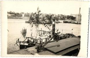 SS Norma folyami vontató gőzös zászlódíszben / Hungarian river tugboat decorated with flags and a swastika. photo