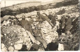 K.u.K. katonák a sziklára felfelé épített lövészárokban / WWI K.u.K. soldiers in the trenches built on a rocky site. photo (EK)