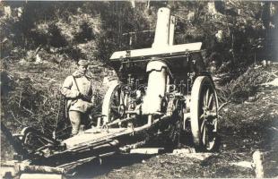 1917 Román front. A Tölgyesi-szoros mellett, magas hegyek között teljesen elrejtett K.u.K. ágyú tüzérrel / WWI Romanian front. Hidden K.u.K. cannon with artilleryman. photo