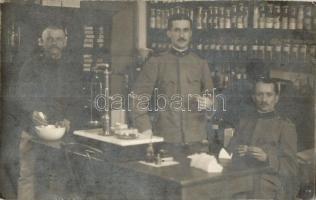 K.u.K. hadi patika, gyógyszertár belső katonákkal / WWI Austro-Hungarian military pharmacy, interior with soldiers. photo (EK)