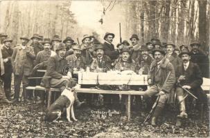 1914 Vadászok koccintása vadászat után / Hunters toast after hunting. photo