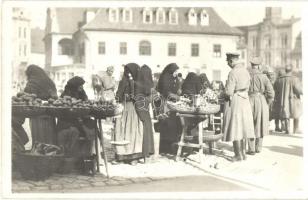 Brassó, Kronstadt, Brasov; Sächsische Marktweiber / erdélyi asszonyok a piacon K.u.K. katonákat szolgálnak ki / Transylvanian women selling goods to K.u.K. soldiers at the market. photo (EK)