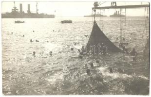 Außer Bord baden / fürdőző osztrák-magyar matrózok a hadihajók körül / K.u.K. Kriegsmarine, bathing mariners near the battleships. Verlag A. Fischer Pola (EK)