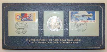 USA-Szovjetunió közös kiadás 1975. "Apollo-Soyuz" Ag emlékérem érmés emléklapon T:PP