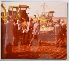 cca 1963 Martonvásár, mezőgazdasági bemutató, eredeti színes fotókból szerkesztett fotóalbum, 29 db ...