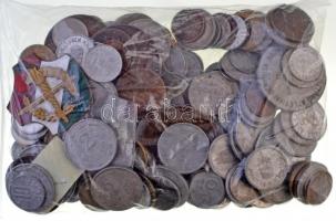 Vegyes magyar fémpénz tétel ~700g súlyban, közte néhány ezüst érme, külföldi pénz, kitüntetés és emlékérem T:vegyes