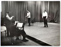 1965 Kórodi András karmester, Georg Ofs és Joviczky József operaénekesek az Otello próbáján, hátoldalán feliratozva, 18x24 cm