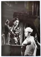1970 Madách Színház, Tennessee Williams: A tetovált rózsa című előadás fotója, Psota Irént, Cs. Németh Lajos, hátoldalán feliratozva, 18x13 cm