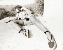 cca 1978 Pucér hölgyek kavalkádja, szolidan erotikus felvételek, 13 db vintage negatív, 6x6 cm