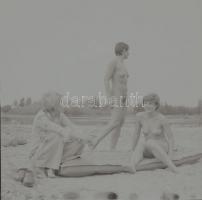 cca 1978 Pucér hölgyek kavalkádja, szolidan erotikus felvételek, 13 db vintage negatív, 6x6 cm