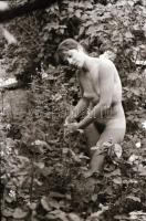 cca 1970 Aktfotózás, szolidan erotikus felvételek, 13 db vintage negatív, 24x36 mm