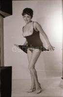 cca 1970 Aktfotózás, szolidan erotikus felvételek, 13 db vintage negatív, 24x36 mm