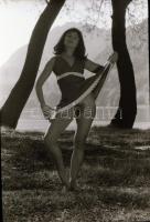 cca 1970 Aktfotózás, szolidan erotikus felvételek, 13 db vintage negatív, 24x36 mm