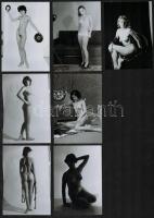 cca 1983 Fotómodellek, akik mindent megmutatnak, 33 db szolidan erotikus vintage negatívról készült ...