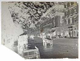 cca 1910 Budapest, Rákóczi út, vintage üveglemez negatív, Kankowszky Ervin (1884-1945) hagyatékából, sarka hiányos, 9x12 cm