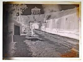 cca 1939 Budapest, vonatszerelvény halad a Déli pályaudvarhoz vezető alagút felé, vintage üveglemez negatív, 9x12 cm