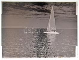 cca 1920 Vitorlás a Balatonon, vintage üveglemez negatív, 9x12 cm