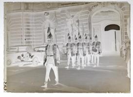 cca 1930 Budapest, budai vár, palotaőrség, vintage üveglemez negatív Kerny István (1879-1963) hagyatékából, 6x9 cm