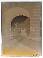 cca 1930 Budapest, Bécsi kapu tér, áthaladó autómobillal, vintage üveglemez negatív Kerny István (1879-1963) hagyatékából, 4x6 cm