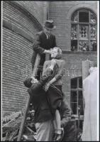 1945 Budapest, háborús bűnös nyilvános kivégzése, 3 db vintage negatívról készült mai nagyítás, 25x1...