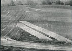 cca 1974 Zsigri Oszkár (1933-?) hagyatékából 2 db vintage fotóművészeti alkotás, az egyik feliratozott, 13x24 cm és 16,5x23 cm