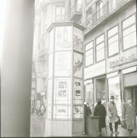 1970 Budapest, a Fővárosi Moziüzemi Vállalat hirdető oszlopai, plakáthelyei, kirakatai, ahol az új f...