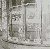 1970 Budapest, a Fővárosi Moziüzemi Vállalat hirdető oszlopai, plakáthelyei, kirakatai, ahol az új f...