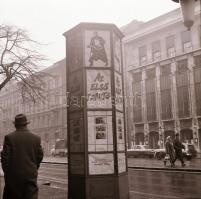 1970 Budapest, a Fővárosi Moziüzemi Vállalat hirdető oszlopai, plakáthelyei, kirakatai, ahol az új f...