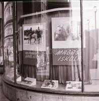 1970 Budapest, a Fővárosi Moziüzemi Vállalat hirdető oszlopai, plakáthelyei, kirakatai, ahol az új f...