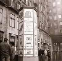 1970 Budapest, a Fővárosi Moziüzemi Vállalat hirdető oszlopai, plakáthelyei, kirakatai, ahol az új f...