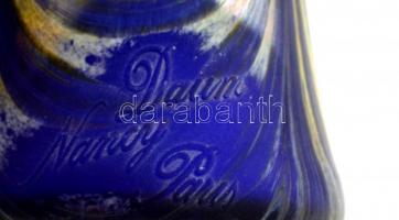 Daum jelzéssel fújt díszváza, kézzel festett, kopott, tetején nagyon apró csorbákkal, m:26,5 cm