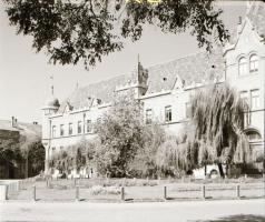 cca 1967 Kecskeméti városképek, 21 db vintage negatív Medgyesi László (?-?) hagyatékából, 6x6 cm