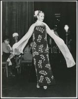 cca 1974 Divat bemutatók Budapesten, Párizsban, Münchenben, 3 db feliratozott vintage fénykép, 22x15...