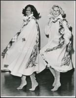 cca 1974 Divat bemutatók Budapesten, Párizsban, Münchenben, 3 db feliratozott vintage fénykép, 22x15...