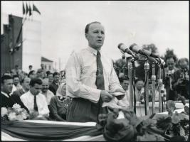 cca 1960 és 1972 Kádár Jánosról készült 3 db vintage fotó, egy feliratozott, 18x24 cm