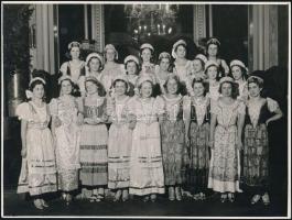 1937 Budapest, báli ruhák divatja, feliratozott vintage fotó, 17,5x23 cm