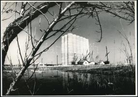 cca 1974 Kecskemét, gabonasiló építése, vintage fotó, 17x24 cm