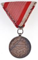 1917. "Károly Ezüst Vitézségi Érem II. osztálya" jelzett Ag kitüntetés mellszalagon. Szign...