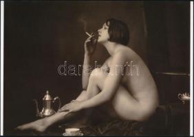 cca 1928 Egy szál cigi, Demeter Károly (1892-1983) párizsi korszakából való szolidan erotikus felvétel, mai nagyítás, 18x25 cm