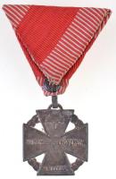 1916. "Károly-csapatkereszt" cink kitüntetés mellszalagon, peremen gyártói jelzéssel T:2 
...