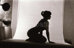 cca 1971 Mozdulatok, formák ellenfényben, 34 db szabadon felhasználható, vintage negatív, 24x36 mm