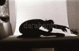 cca 1971 Mozdulatok, formák ellenfényben, 34 db szabadon felhasználható, vintage negatív, 24x36 mm